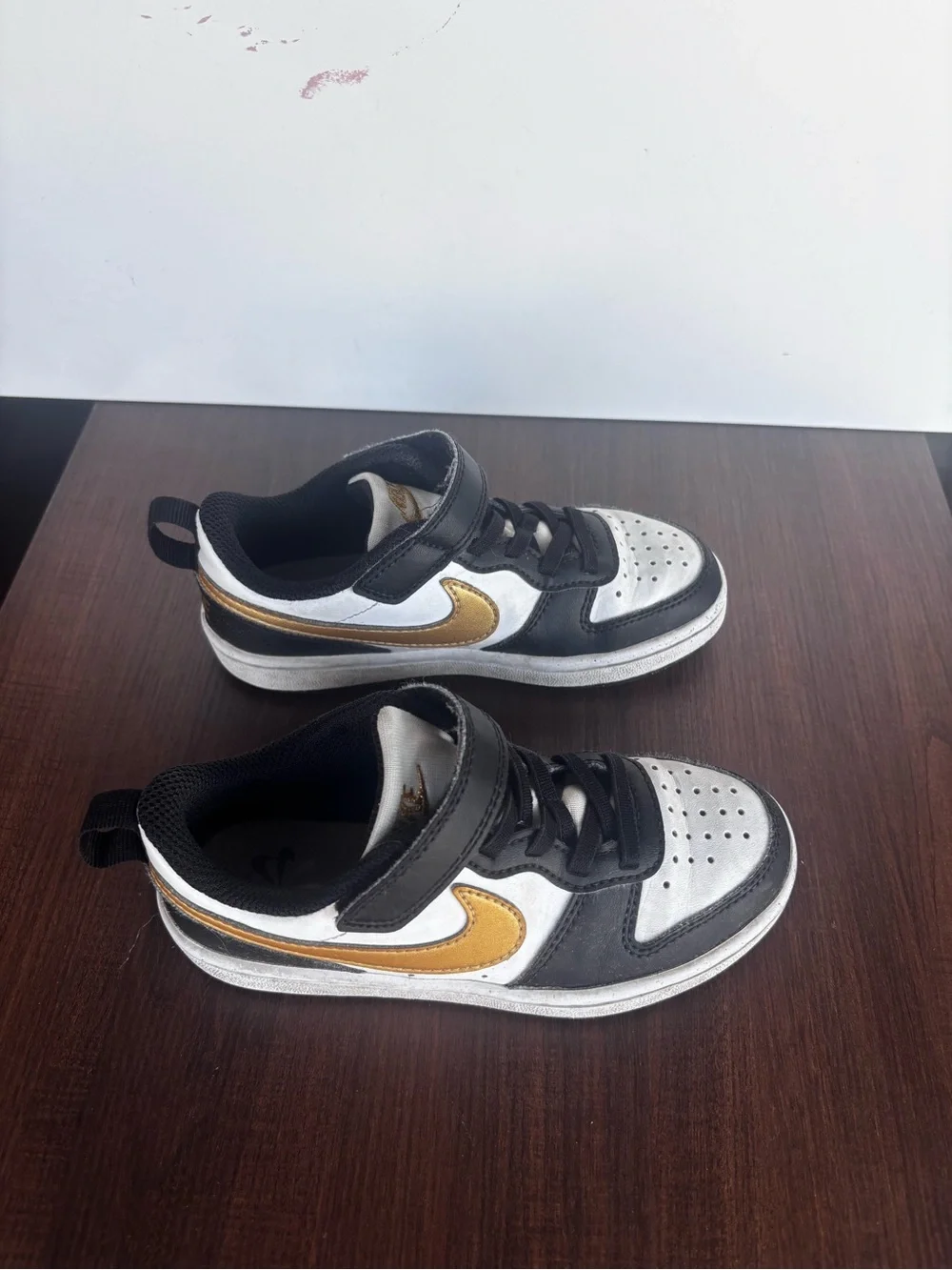 Nike Kids Low-Top Sneakers in White, Black & Gold